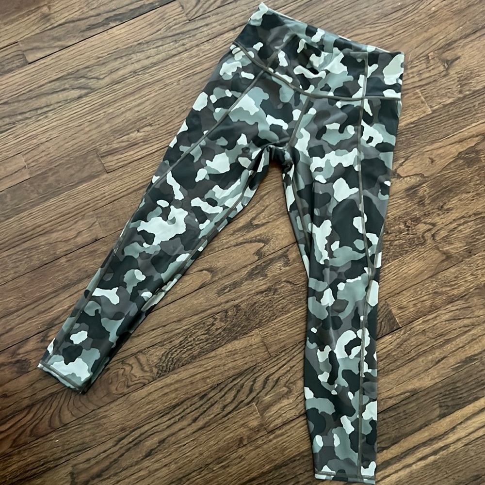 Athleta 7/8 Tight Camo Legging - Size S - only worn a couple times